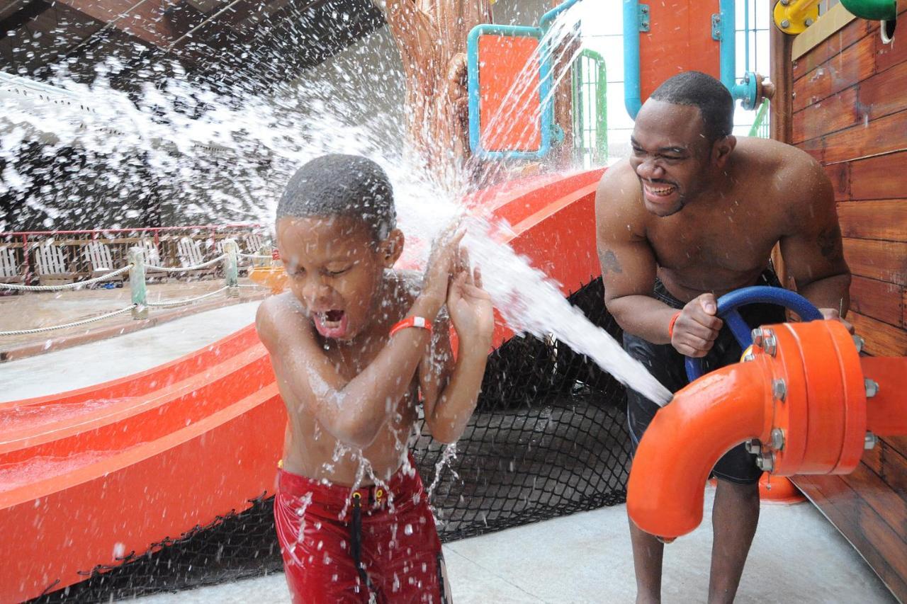 Six Flags Great Escape Lodge & Indoor Waterpark Куинсбери Экстерьер фото