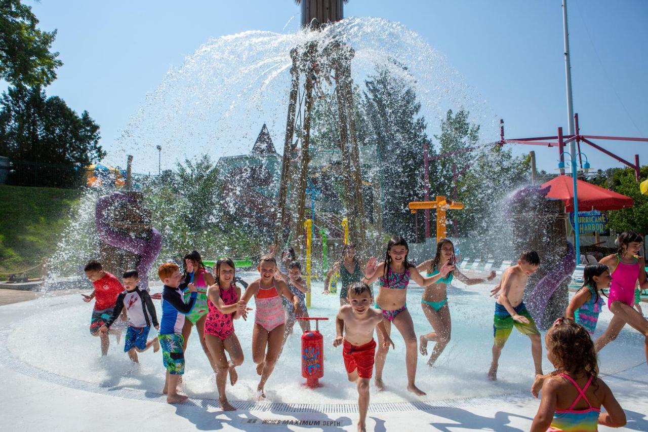 Six Flags Great Escape Lodge & Indoor Waterpark Куинсбери Экстерьер фото