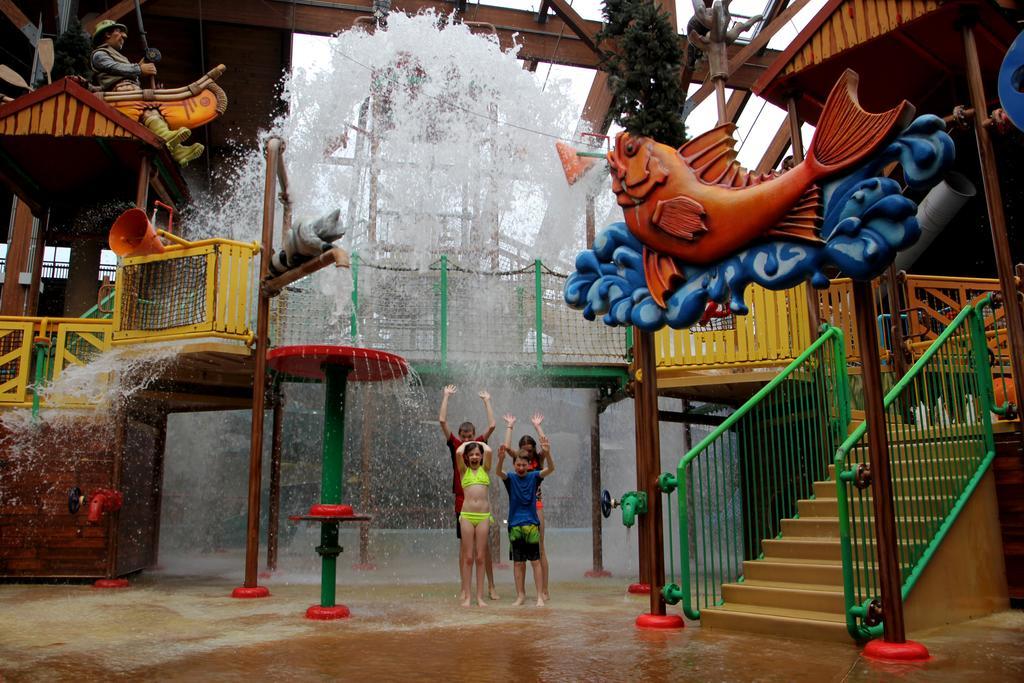 Six Flags Great Escape Lodge & Indoor Waterpark Куинсбери Экстерьер фото